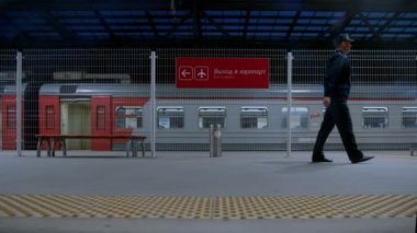 Tren havaalanında boş istasyon platformu bırakır