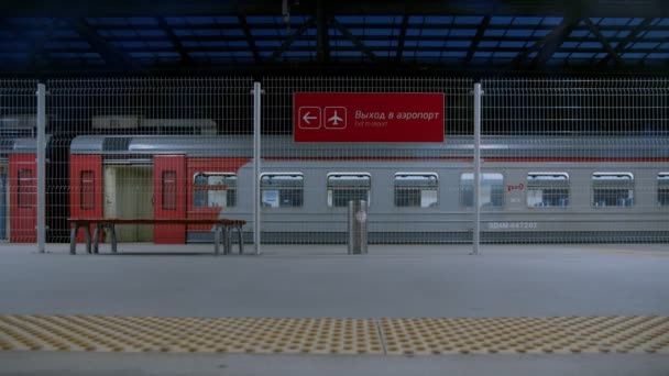 Zug verlässt leeren Bahnsteig am Flughafen — Stockvideo