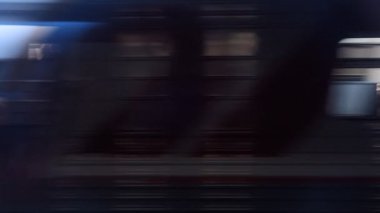 Gece tren pencereleri yüksek hızda geçer