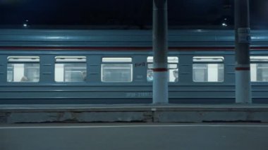 Havaalanı tren istasyonundan boş tren platformu geçişi