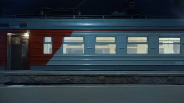 Havaalanı tren istasyonundan boş tren platformu geçişi