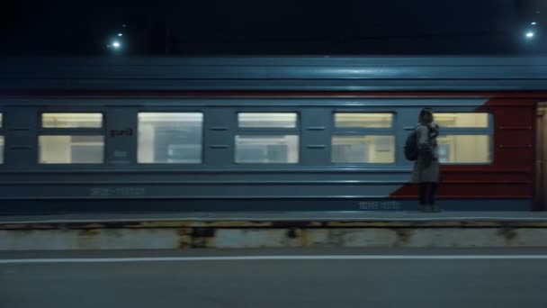 Пассажиры и пассажиры путешествуют с багажом на платформе — стоковое видео