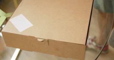 Paket kutusunda lezzetli tatlı renkli çörekler