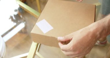 Paket kutusunda lezzetli tatlı renkli çörekler