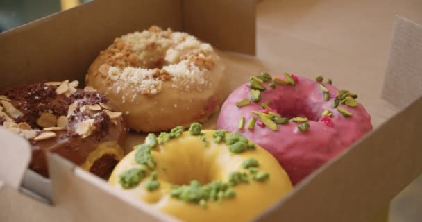 Heerlijke zoete kleurrijke donuts in afhaalmaaltijden doos — Stockvideo