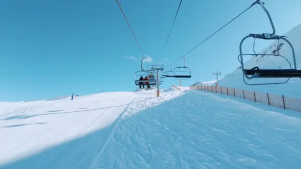 Remolque telesilla en día de invierno soleado — Vídeos de Stock