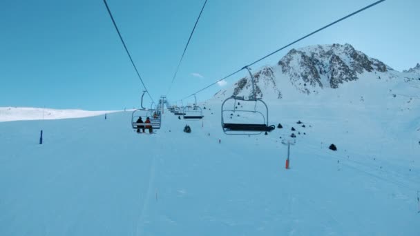 Paardrijden skistoel lift op zonnige winterdag — Stockvideo