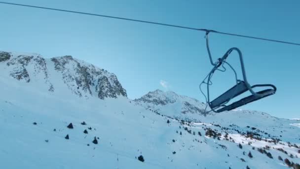Катание на лыжах подъемник в солнечный зимний день — стоковое видео