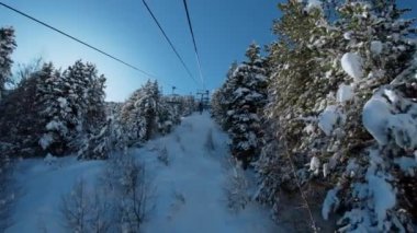 Karlı ormanda kayak koltuğu asansör sürme