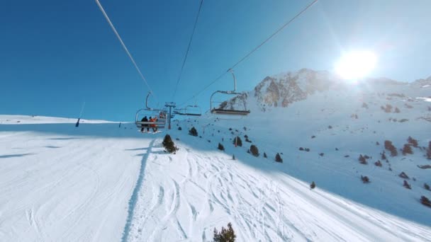 Paardrijden skistoel lift op zonnige winterdag — Stockvideo