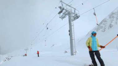 Snowboard binici drag telesiyej dalgalar merhaba