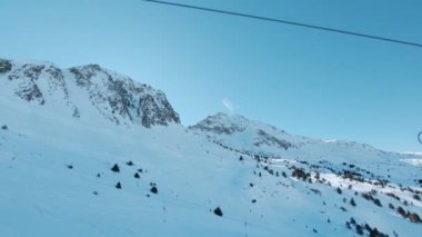 Güneşli kış gününde kayak koltuğu asansör sürme