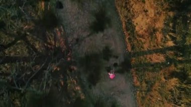 Bisikletle gün batımında kadın bisikletçidrone görüntüleri