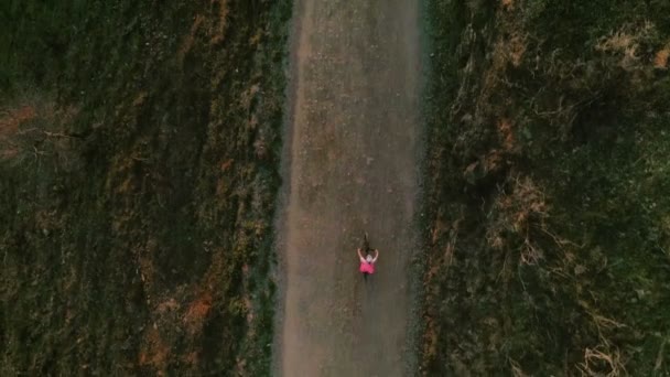 Drone footage av kvinna cyklist i solnedgången på cykel — Stockvideo