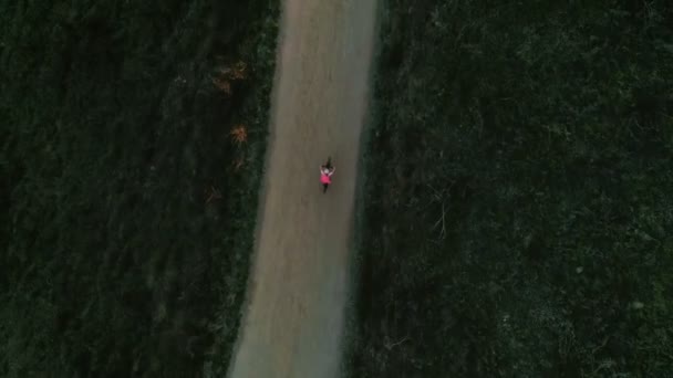 Drone footage av kvinna cyklist i solnedgången på cykel — Stockvideo