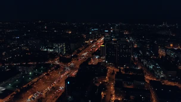 ภาพถ่ายทางอากาศตอนกลางคืนของชีวิตการจราจรในเมืองที่วุ่นวาย — วีดีโอสต็อก