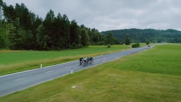 Equipe de ciclistas passeio em belas paisagens — Vídeo de Stock