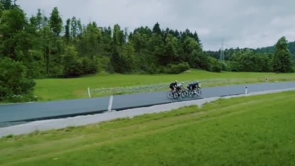 Команда велосипедистов едет по красивым пейзажам — стоковое видео