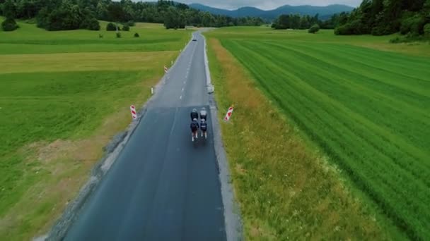 Equipe de ciclistas passeio em belas paisagens — Vídeo de Stock