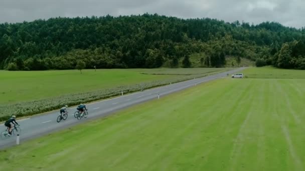 Équipe de cyclistes chevauchent dans de beaux paysages — Video