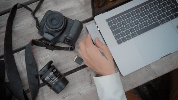 Adattatore per scheda nomade digitale freelance su laptop — Video Stock