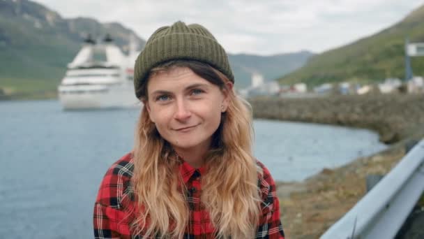 Jeune femme assise dans le port regarder bateau de croisière quitter — Video