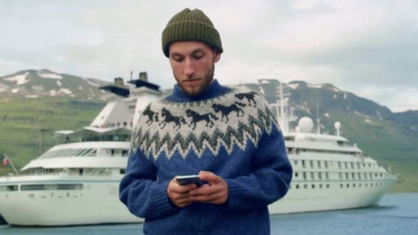 Hipster uomo barbuto in maglione accanto alla nave da crociera — Video Stock