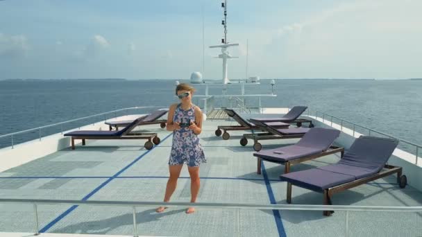 Femme sur yacht privé de luxe aux Maldives océan — Video