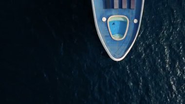Maldivler okyanusunda lüks bir yatta bir kadın.