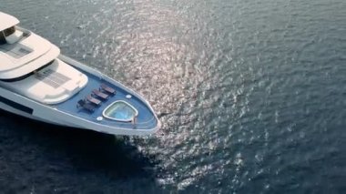 Maldivler okyanusunda lüks bir yatta bir kadın.