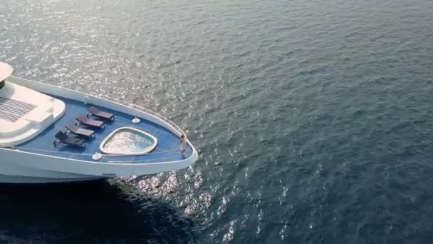 モルディブの高級プライベートヨットの女性｜海 — ストック動画