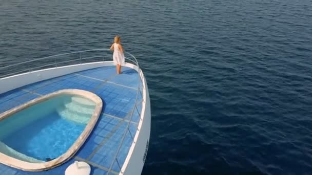 Frau auf Luxus-Privatjacht im Meer der Malediven — Stockvideo