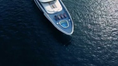 Maldivler okyanusunda lüks bir yatta bir kadın.