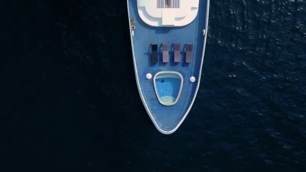 Женщина на роскошной частной яхте в Мальдивском океане — стоковое видео