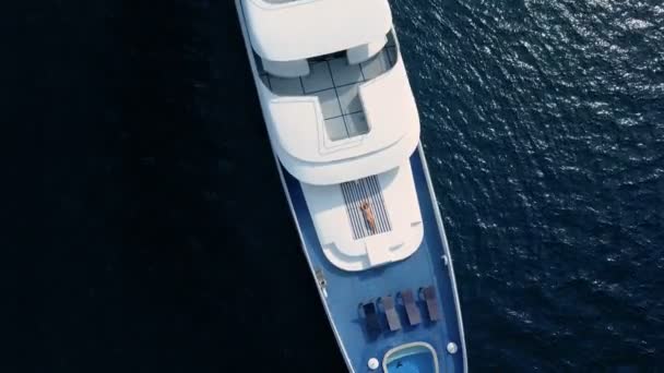 モルディブの高級プライベートヨットの女性｜海 — ストック動画
