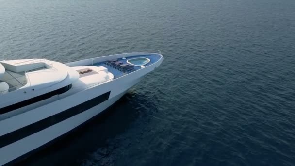 Femme sur yacht privé de luxe aux Maldives océan — Video