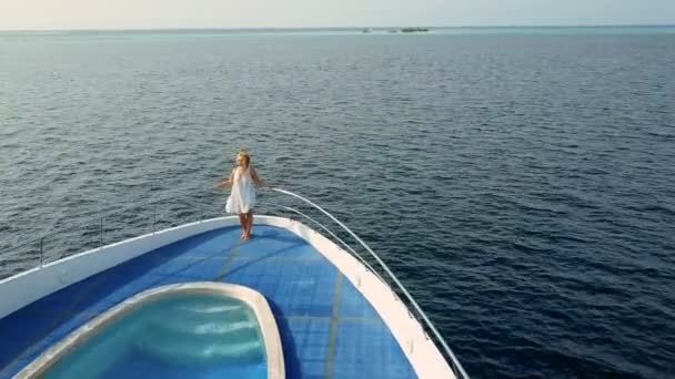 Donna su yacht privato di lusso in maldive oceano — Video Stock