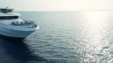 Maldivler okyanusunda lüks bir yatta bir kadın.