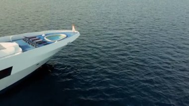 Maldivler okyanusunda lüks bir yatta bir kadın.