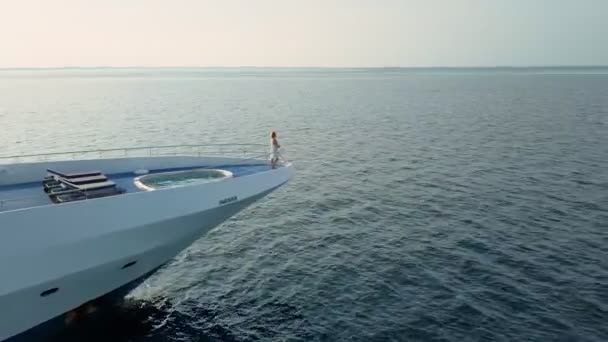 Žena na luxusní soukromé jachtě v Maledivy oceán — Stock video