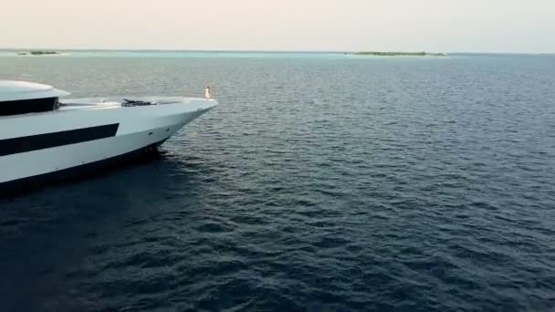 Donna su yacht privato di lusso in maldive oceano — Video Stock