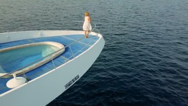 Kobieta na luksusowym prywatnym jachcie na Malediwach ocean — Wideo stockowe