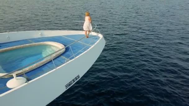 Femme sur yacht privé de luxe aux Maldives océan