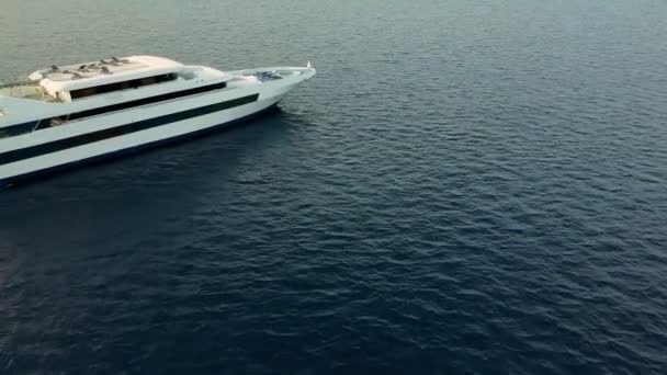 Kvinna på lyx privat yacht i Maldiverna hav — Stockvideo