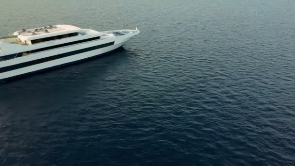 Femme sur yacht privé de luxe aux Maldives océan — Video