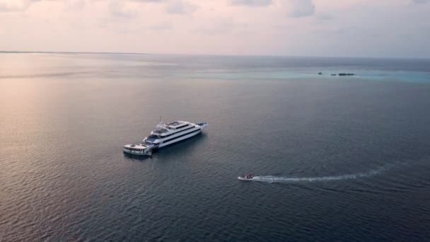 Privé jacht cruise bij zonsondergang in malediven — Stockvideo