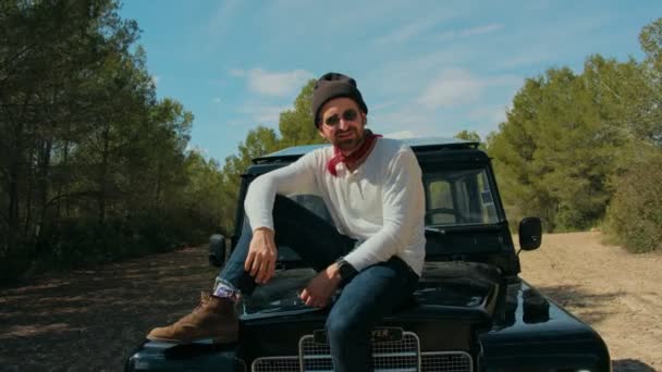 Hipsterský dobrodružný automobil nebo černý džíp v lese — Stock video