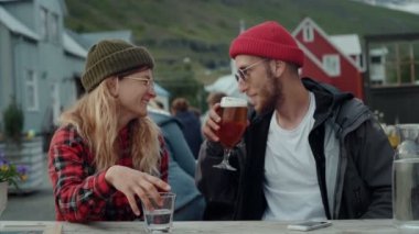 Gündelik toplantıda iki genç Freelance Millennials