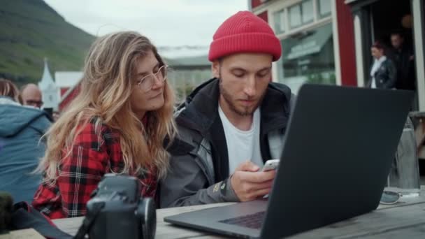 Dwóch młodych niezależnych Millennials na nieformalne spotkanie — Wideo stockowe