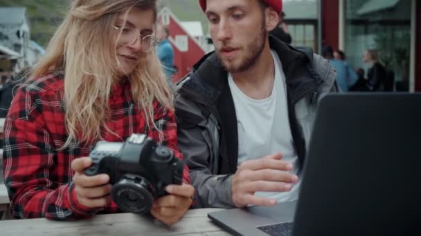 Zwei junge freiberufliche Millennials auf lockerem Treffen — Stockvideo